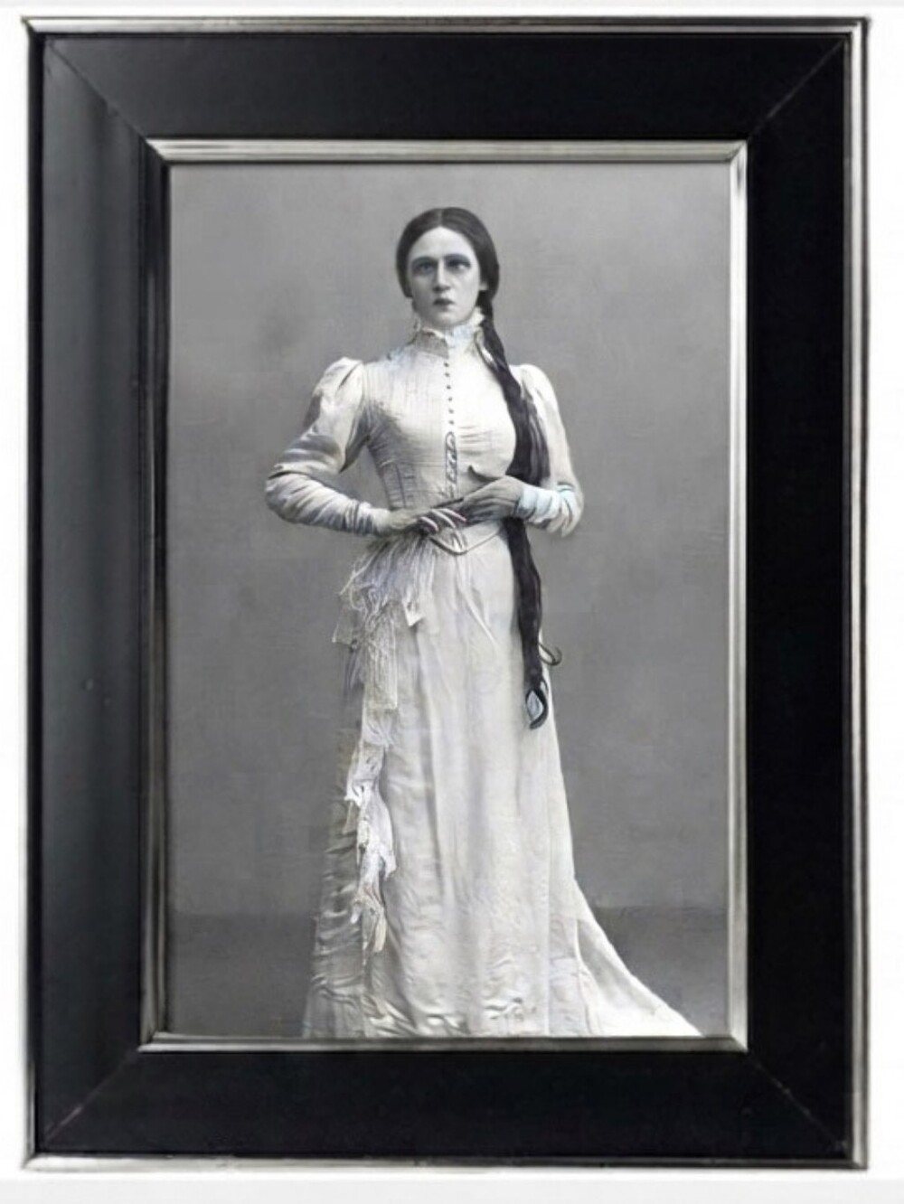 Victorian woman wearing Big dress Beauty vintage Fashion In The Past Oddy Art